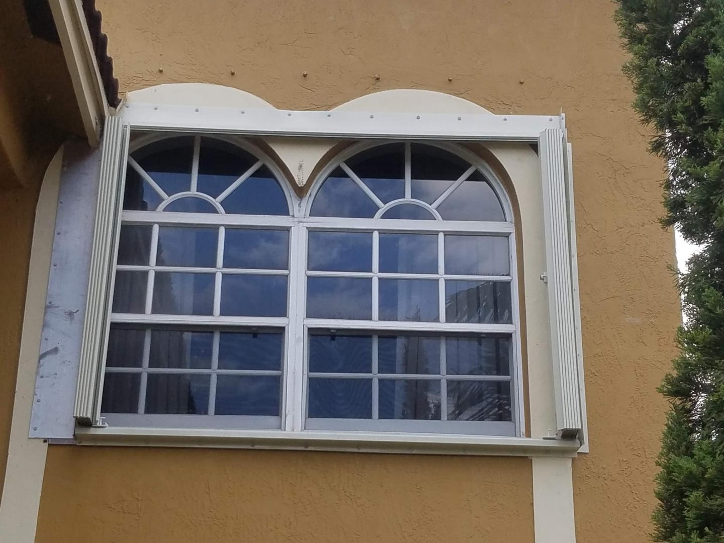 Instalación de contraventanas a prueba de huracanes Broward County